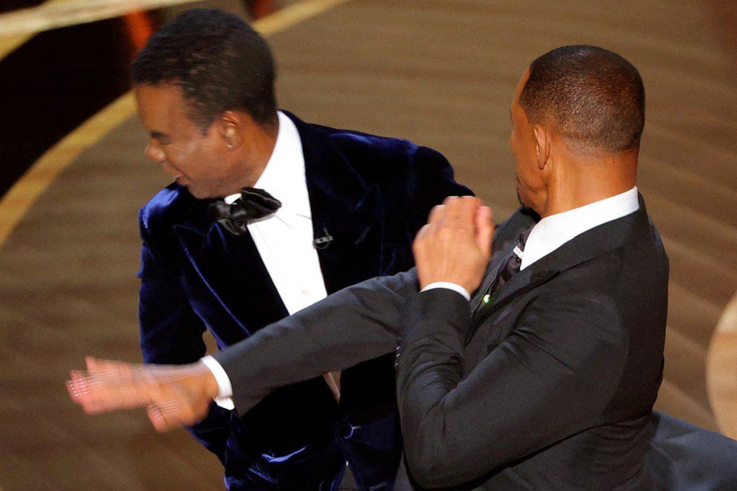 在最佳紀錄片頒獎橋段，以喜劇見長的克里斯．洛克（Chris Rock）被入圍本屆最佳男主角的威爾．史密斯（Will Smith）搧了一巴掌。 圖／路透社