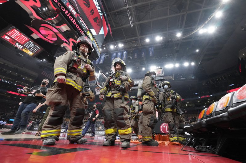 暴龍隊主場的播音器昨天上半場突然起火，消防隊員到場救火。 美聯社
