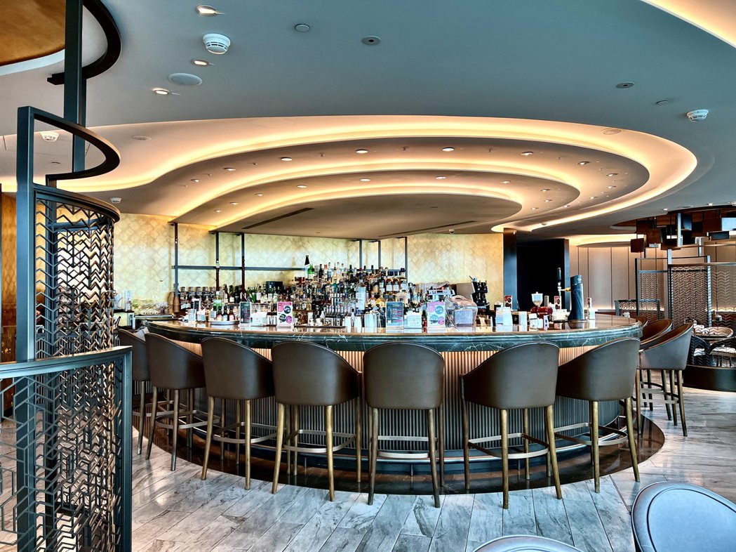 新北第一高樓景觀餐廳「Asia49亞洲料理及酒廊」(49F)氣派質感的大廳。 陳...