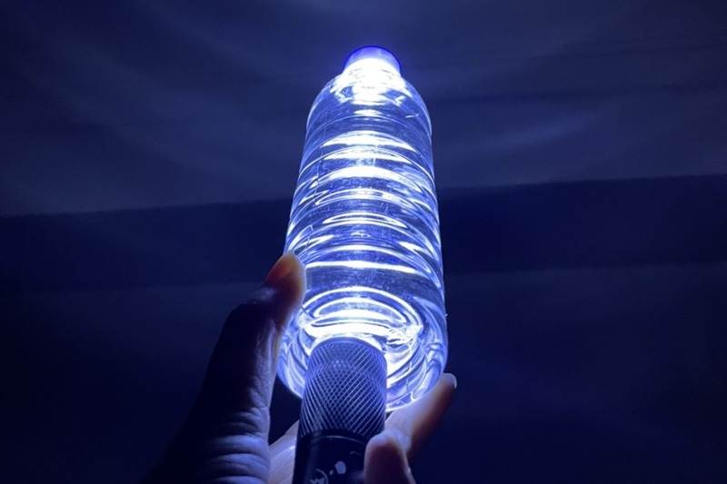 在手電筒上放一個裝有水的寶特瓶，就可以利用光的折射讓照明更亮、範圍更加擴大。記者徐如宜／攝影
