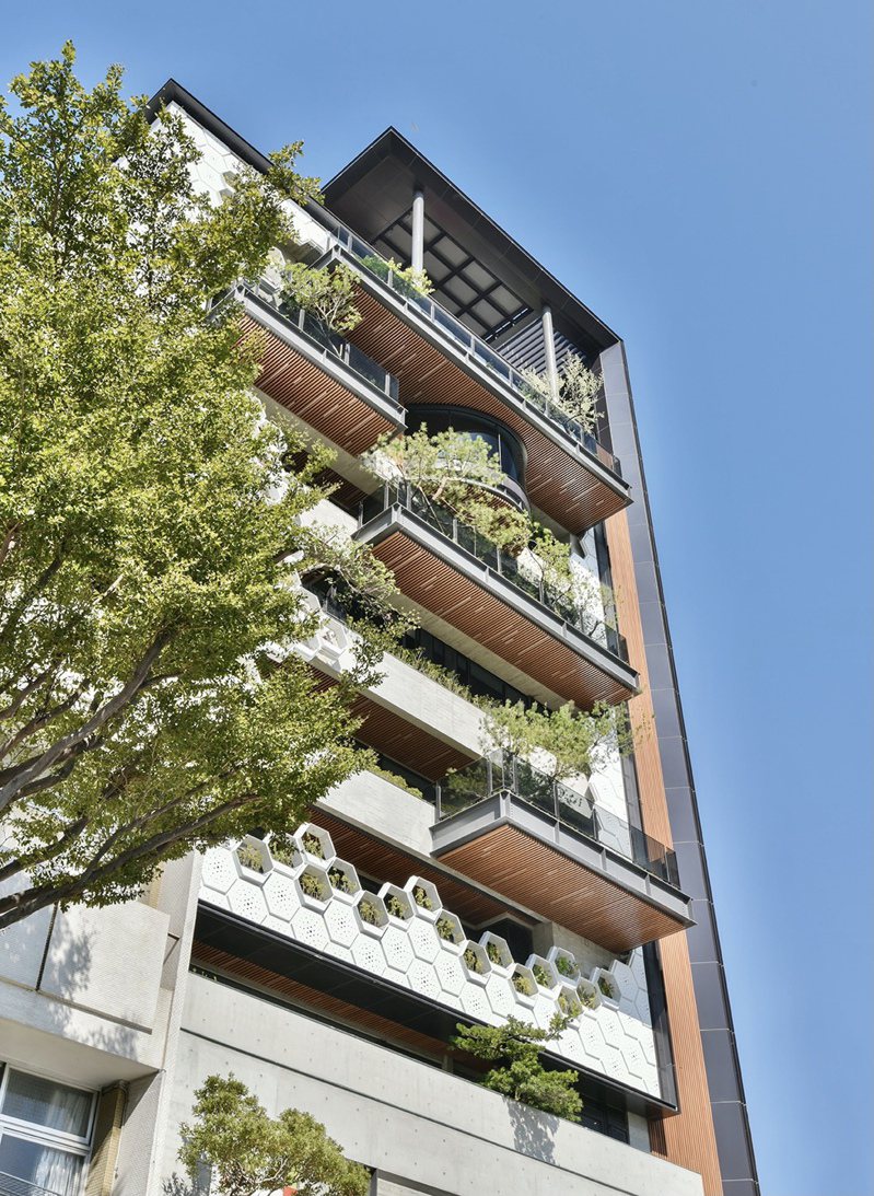 麗晨「丰二三」榮獲美國LEED綠建築認證V4版辦公大樓類最高白金級認證。記者宋健生/攝影