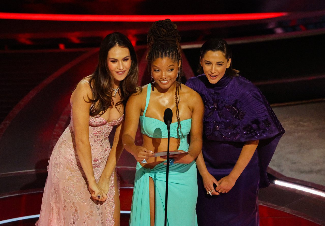 都在迪士尼電影中扮演女主角的莉莉詹姆斯（左起）、荷莉貝利、娜歐蜜史考特聯手頒發最佳動畫長片獎。（路透）