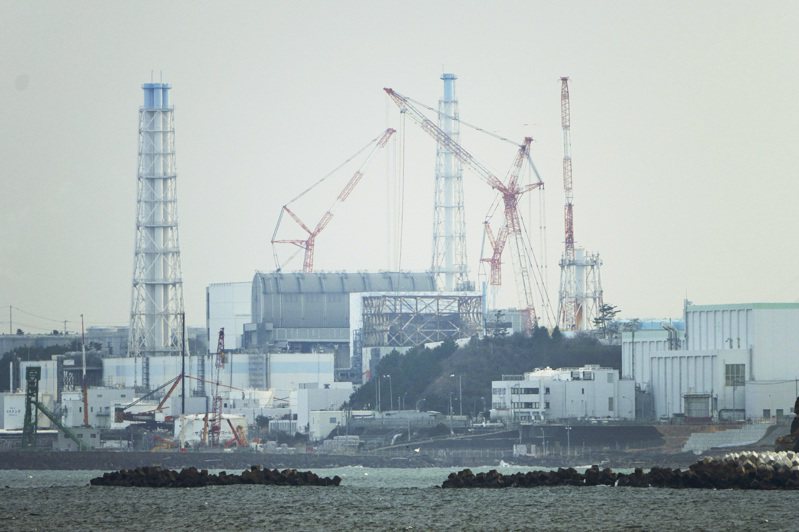最新民調發現，過半數日本人支持重啟核電。圖為位於福島縣港都大熊町與雙葉町的東電福島第一核電廠。美聯社