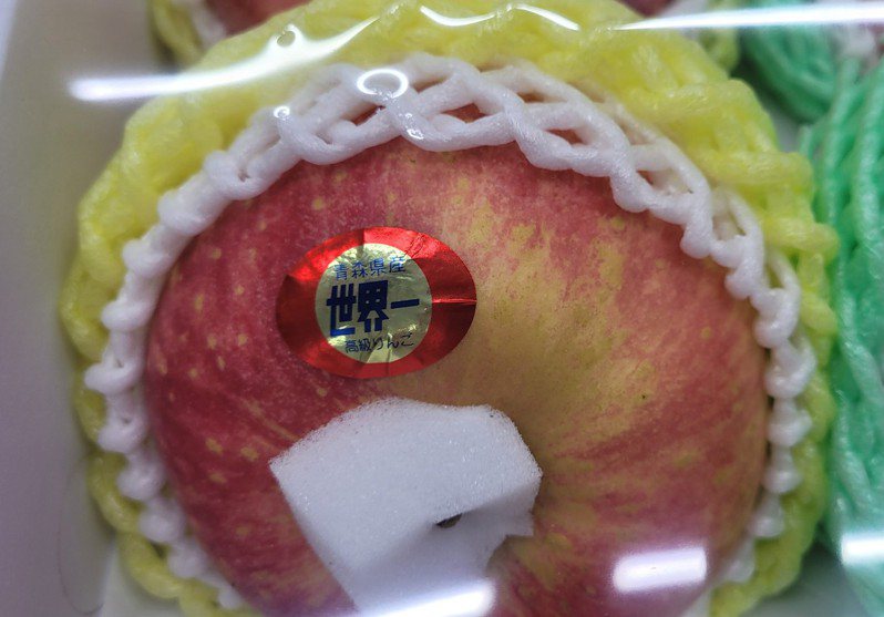 北市衛生局抽查日本輸入食品，發現Jasons超市販售的3件散裝水果日本原產地標示不實，開罰業者6萬元。圖／北市衛生局提供