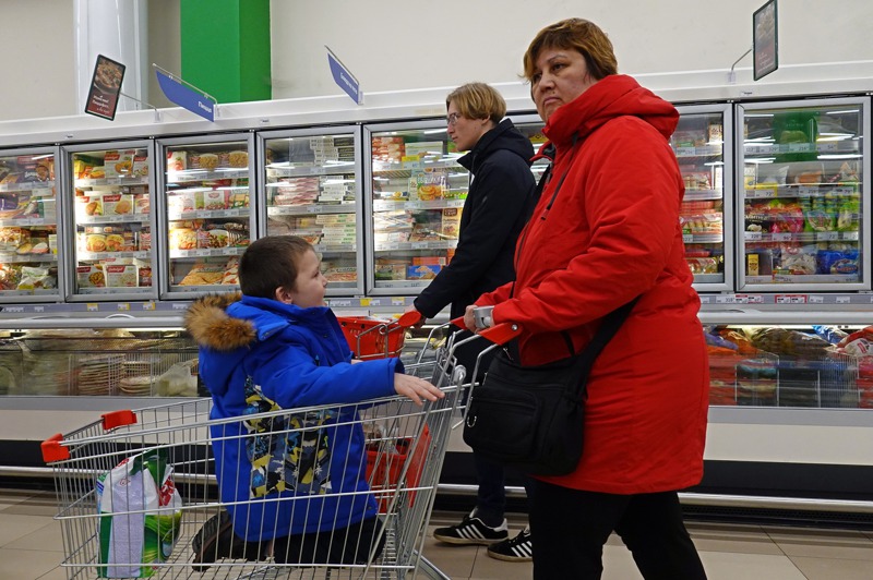 3月27日俄羅斯民眾在莫斯科州波多利斯克的一間法國連鎖超市購物，旅居俄羅斯的台灣人說，目前沒有感受到物價大幅波動或是缺貨。歐新社