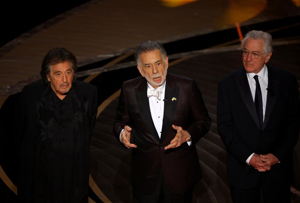 艾爾帕西諾(左起)、導演法蘭西斯柯波拉以及勞勃狄尼洛為「教父」致詞，卻未引起太大...