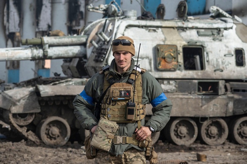 烏克蘭軍方27日表示，烏軍已將俄軍趕出靠近俄國邊界的東北部城市特羅斯佳涅茨。圖為一名烏克蘭士兵站在被摧毀的俄軍自走砲前。法新社
