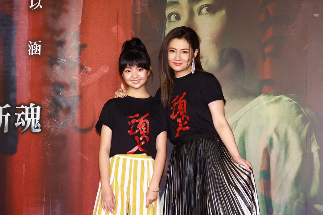 Selina(右)、吳以涵在鬼片「頭七」飾演母女。記者王聰賢／攝影