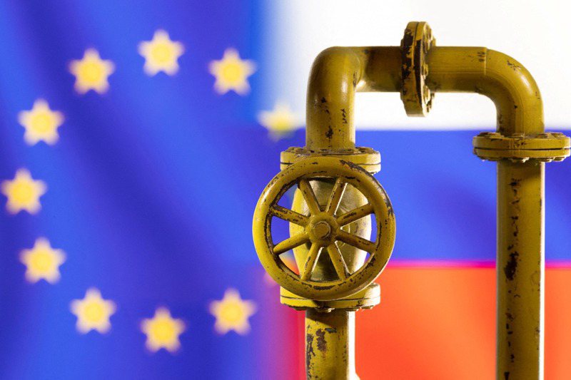 美國和歐盟25日達成協議，成立工作小組協助歐洲擺脫仰賴俄國供應化石燃料，就是最近導向盟友的例子。路透