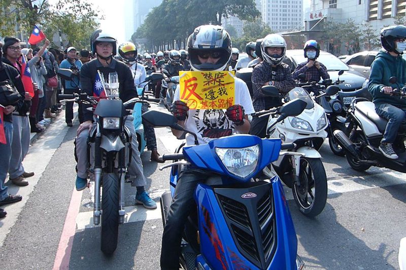 2014年「119反禁摩」遊行，機車族拿著「還我機車路權」標語，騎機車繞行市政府。圖／聯合報系資料照片