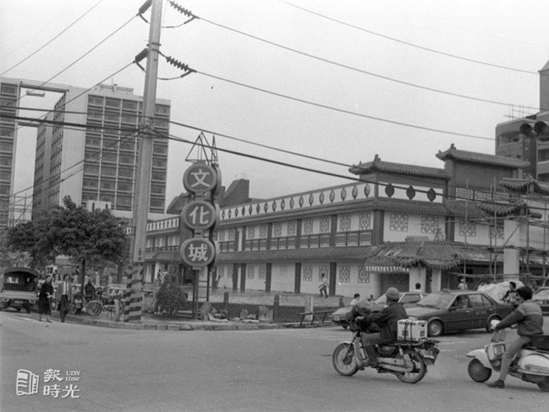 台北市東區號稱全國首屈一指的大型理髮廳。日期：1984/4/28．攝影：馮立罡．來源：聯合報
