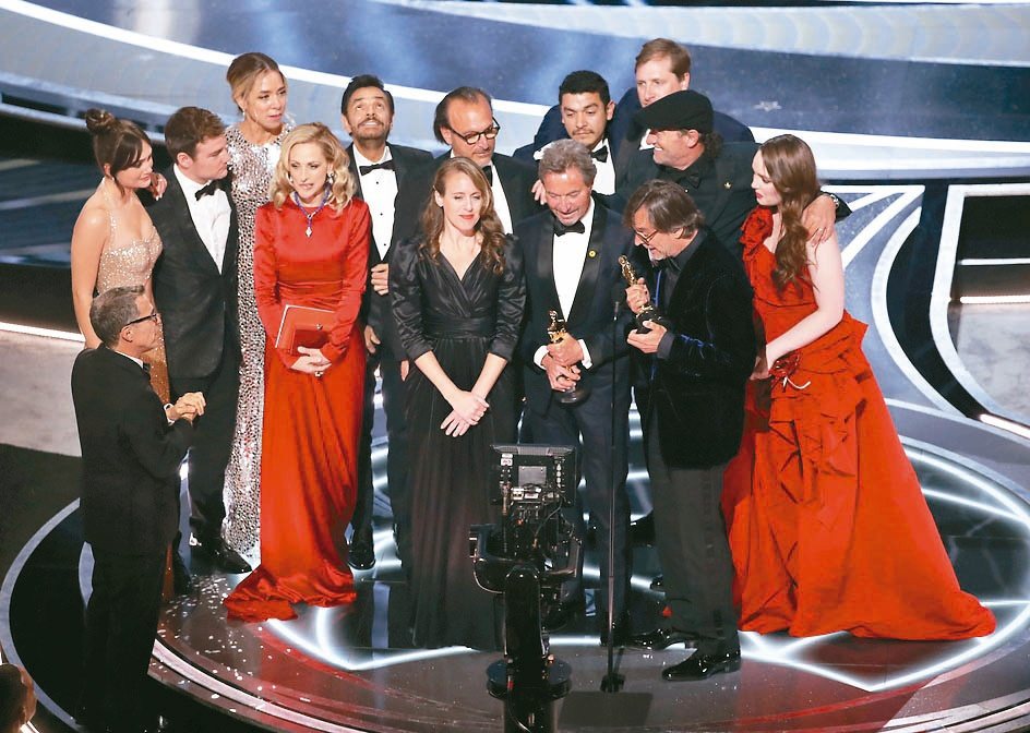 《樂動心旋律》獲奧斯卡最佳影片獎，團隊一同上台發表感言。
 圖／歐新社