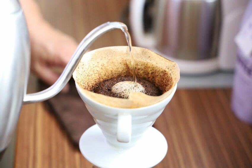 阿里山的咖啡最酷的是，不只是種植咖啡，山上的咖啡農連烘焙、日曬與沖泡全程一手包辦...