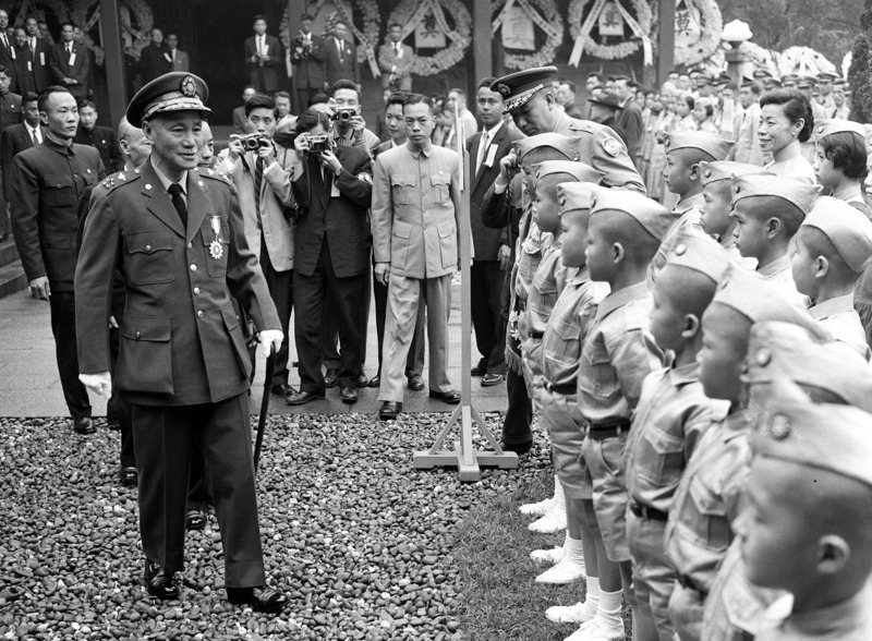 1960年3月29日，總統蔣中正〈左前持手杖者〉蒞臨圓山忠烈祠向革命先烈及陣亡將士致祭。圖／聯合報系資料照片
