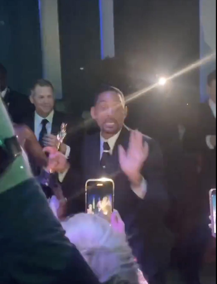 威爾史密斯被拍到在奧斯卡會後派對上載歌載舞，心情看來非常好。圖／摘自twitter
