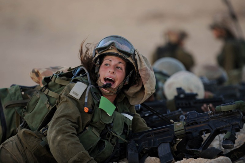 以色列長年實行徵兵制，所有18歲以上公民無論男女都須服役。新華社