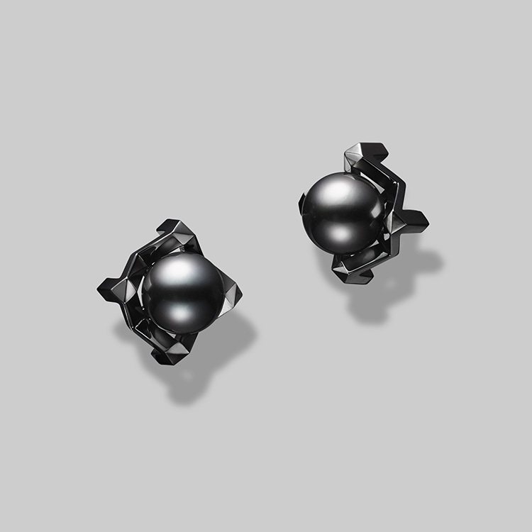 MIKIMOTO PASSIONOIR / M Collection 系列黑珍珠耳環，Japanned Noir黑銠處理18K白金，搭配黑珍珠，尺寸約1.6cm，14萬9,000元。圖／MIKIMOTO提供