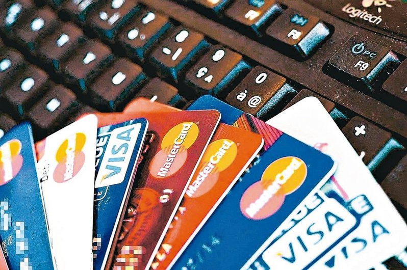 信用卡市場受到這場疫情影響，出現了諸多改變，過去偏重海外消費的信用卡市場，變成以網購、外送、現金回饋為主流。示意圖。 圖／聯合報系資料照片