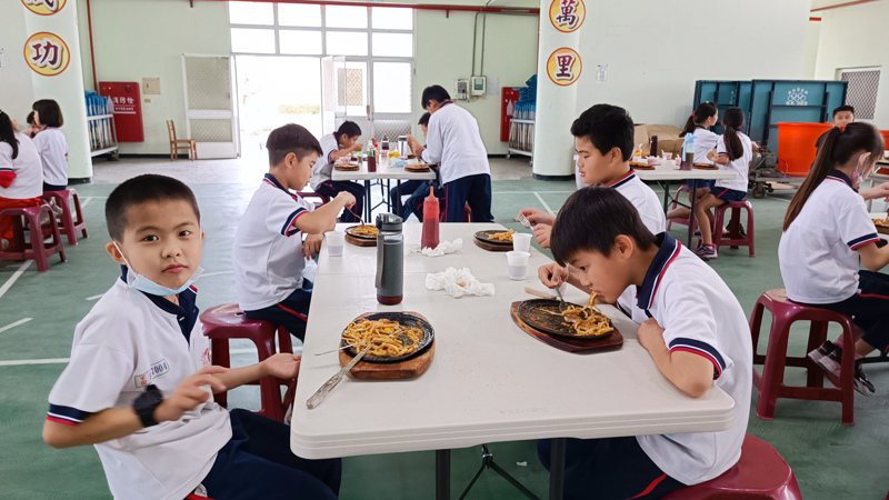 台南官田國小為慶祝兒童節，師生今中午營養午餐開心大口吃豬排餐。記者謝進盛／攝影