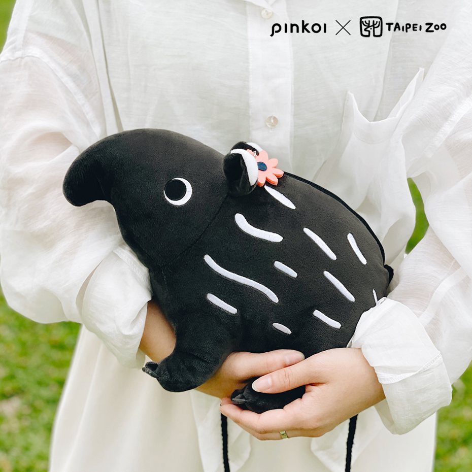 Pinkoi首次與臺北市立動物園跨界合作，共同推出30款限量聯名商品，「馬來貘變身玩偶包」售價799元。圖／Pinkoi提供