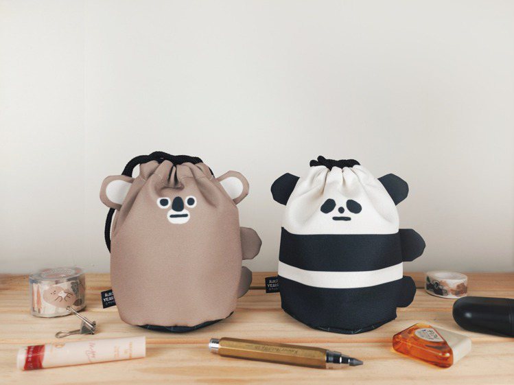 Pinkoi X 臺北市立動物園聯名商品：小黃間大貓熊造型圓底防潑水束口袋，原價390元。圖／Pinkoi提供