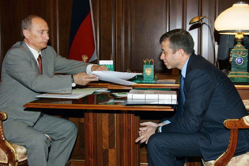 英國媒體報導，與普亭關係匪淺的阿布拉莫維奇近日為澤倫斯基和普亭傳話。圖為普亭（左）2005年在克里姆林宫會見阿布拉莫維奇（右）。路透