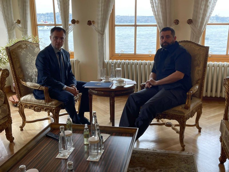 烏克蘭代表團成員國會議員阿拉哈米亞（右）與俄國總統普亭顧問梅丁斯基（左）廿九日在土耳其伊斯坦堡會談。（歐新社）
