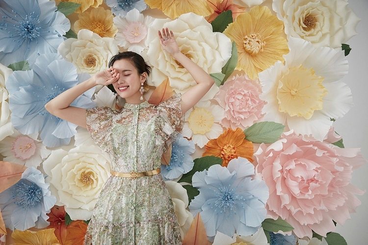韓孝周身穿刺繡洋裝，在花卉牆前的照片相當甜美。圖／取自微博