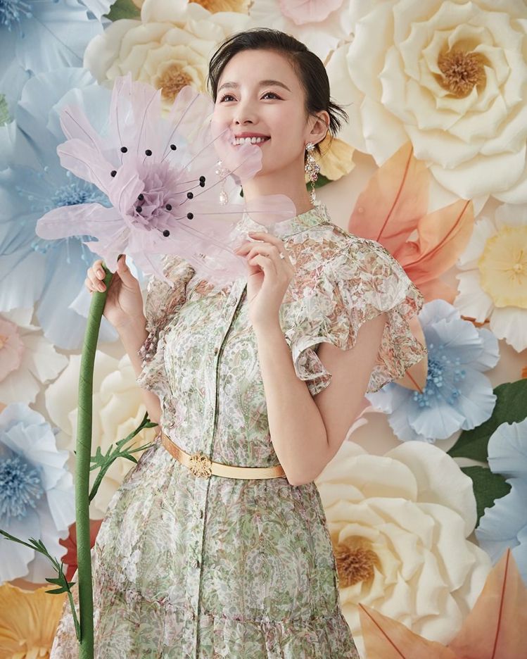 韓孝周身穿刺繡洋裝，在花卉牆前的照片相當甜美。圖／取自微博