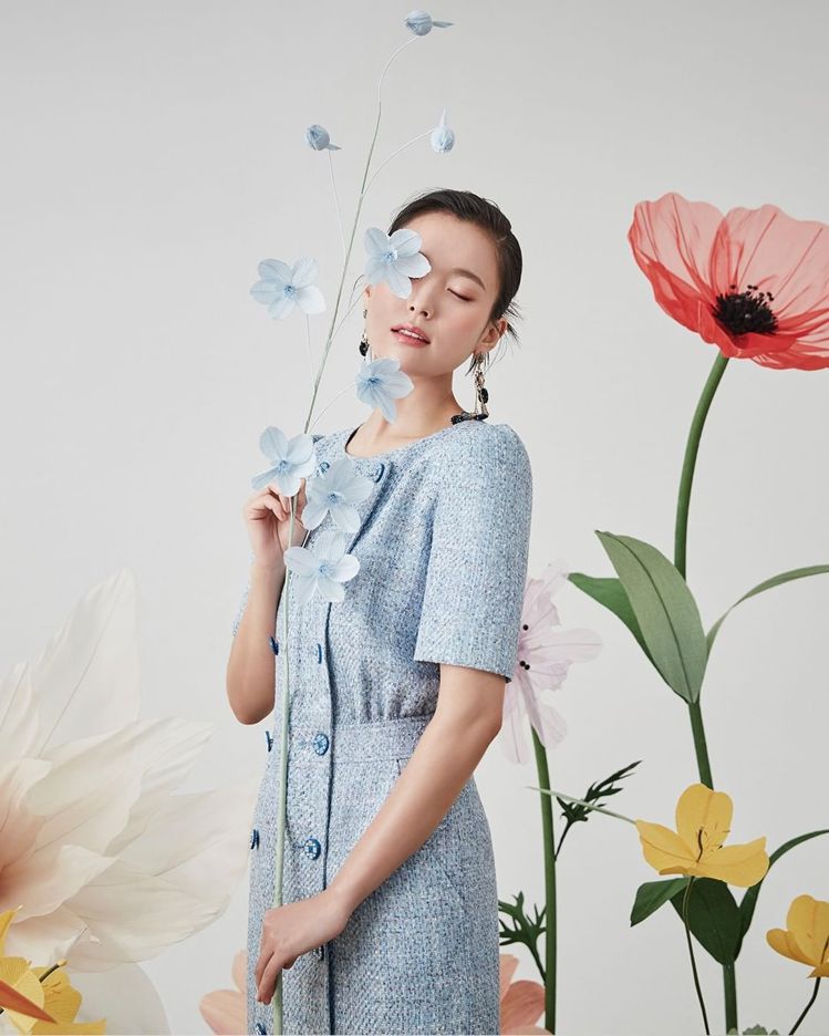 韓孝周身穿MOJO.S.PHINE淡藍色洋裝，演繹春夏季的清爽視覺。圖／取自IG