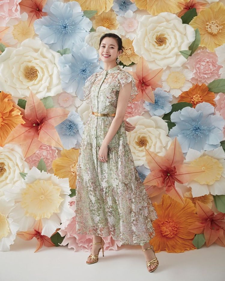 韓孝周以燦爛笑容在花卉牆前拍攝春夏系列女裝。圖／取自IG