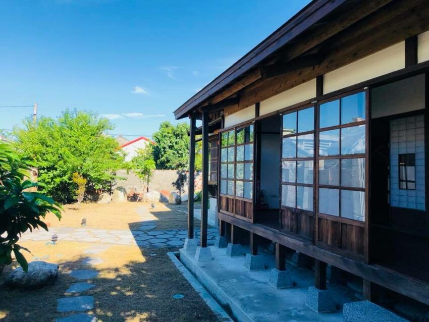 官舍採日本傳統木造建築，地基架高以防潮溼的設計，整體呈樸素的和風式老屋風格。 圖...