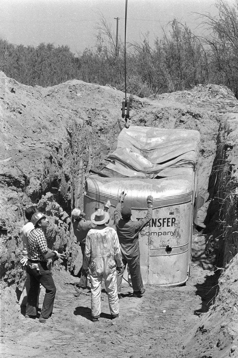 图为1979年7月，美国加州利佛摩一个石矿场，工作人员正在把涉事的车辆移走。 美联社(photo:UDN)