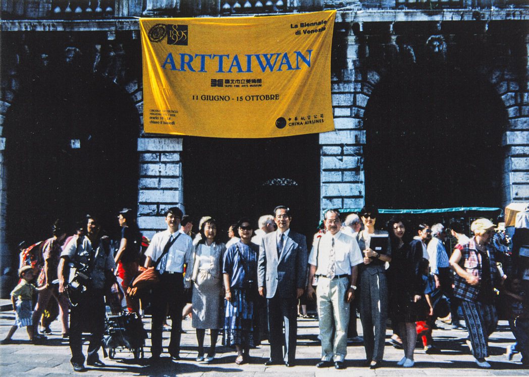 1995年台灣館以「臺灣藝術」首度參展，美術館團隊於普里奇歐尼宮外合影。 圖／臺...