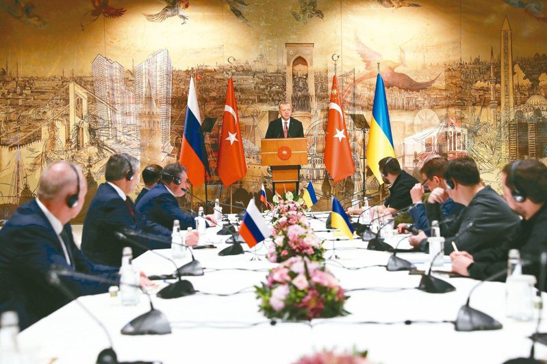俄國與烏克蘭代表廿九日在伊斯坦堡談判，東道主土耳其總統厄多安（中）在會談前致詞。（歐新社）