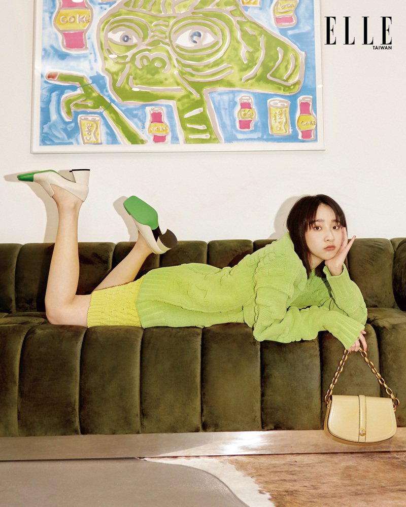 綠色粗針織上衣、淺綠色短裙（BOTH BY BOTTEGA VENETA）；Blair圓釦鍊帶肩背包 、綠色方頭矮跟鞋（BOTH BY CHARLES & KEITH）。