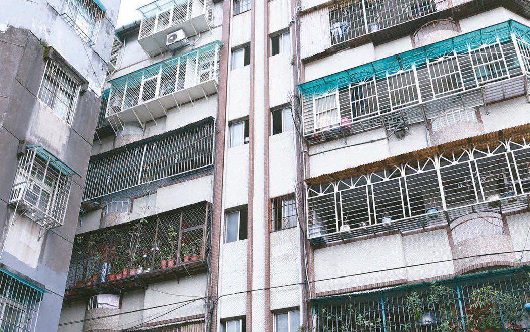 許多老公寓外都會設置鐵窗。 記者侯永全／攝影