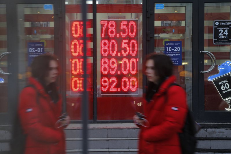 因俄罗斯央行的限制措施，卢布最近升值，可能很快弭平俄乌战争爆发数周以来的跌幅。图为莫斯科一家外币兑换所2月22日公告的卢布兑美元和欧元汇价。美联社(photo:UDN)