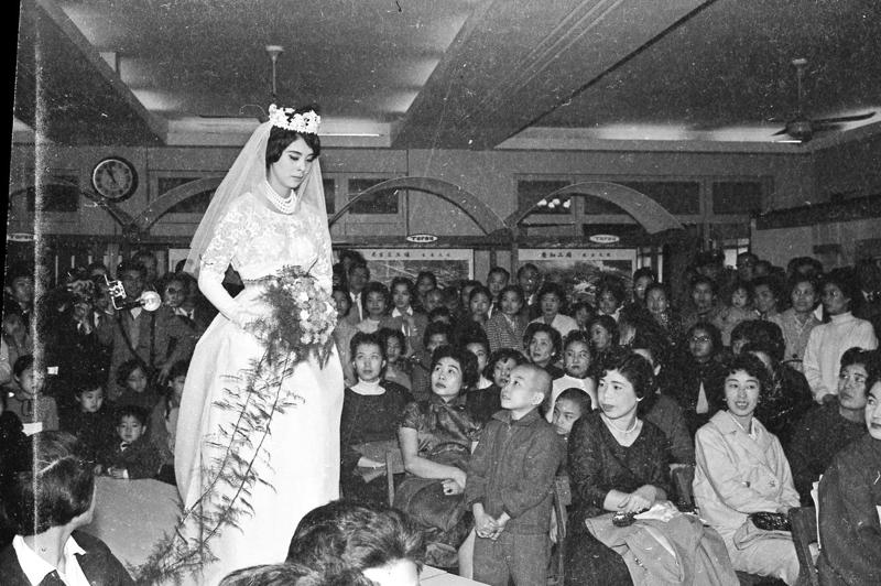 1955年3月30日，日本東洋麗絨公司合成纖維製品展覽會，會中進行服裝表演，小朋友在台下看到忘神地站起來。圖／聯合報系資料照片