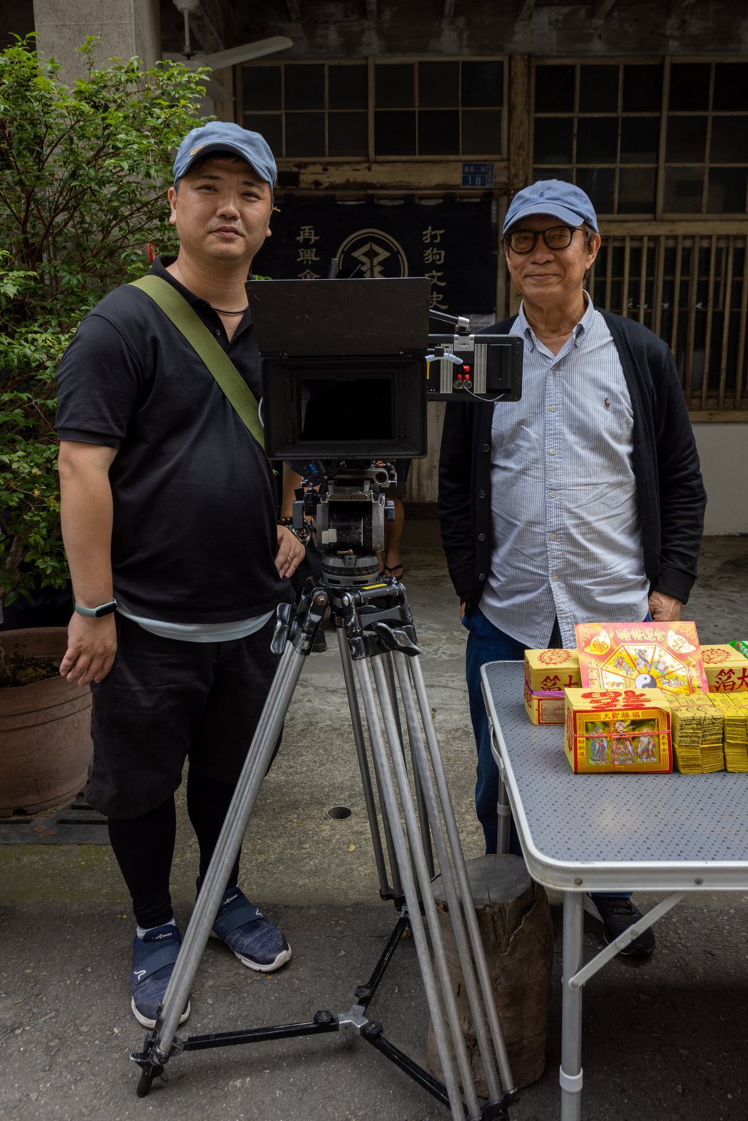 「返來呷飯」監製廖慶松(右)、導演龔萬祥(左)。圖／高雄市電影館提供