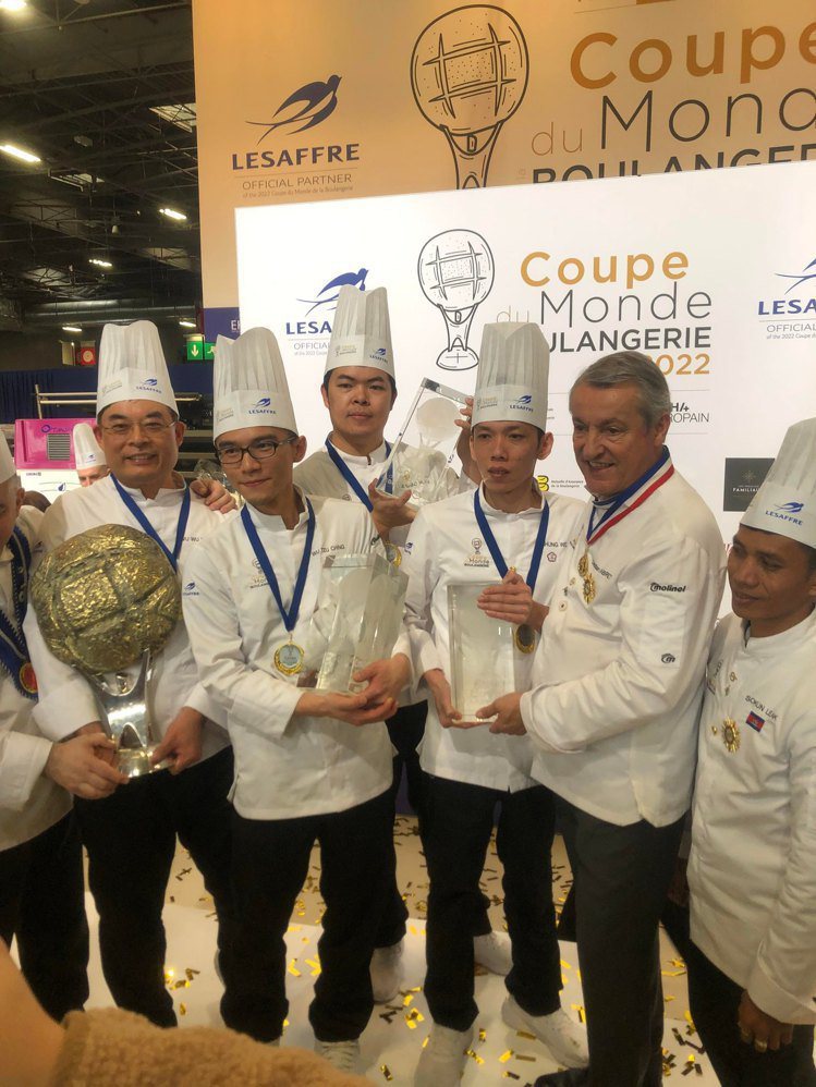由武子靖、李忠威、徐紹桓等烘焙師傅組成的台灣代表隊，成功奪下世界麵包大賽團體冠軍。圖／王柏峰提供