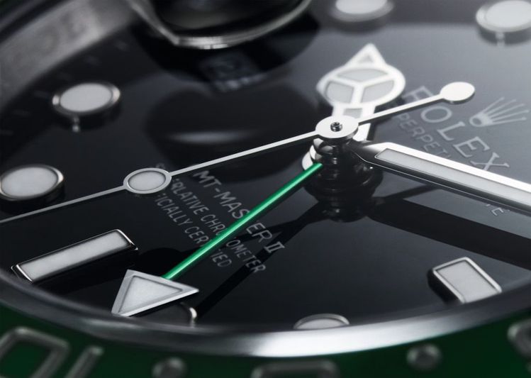 不止表圈使用黑、綠雙色，新款GMT-Master II腕表的第二地時間指針也換為綠色，呼應勞力士的品牌經典綠。圖 / 勞力士提供