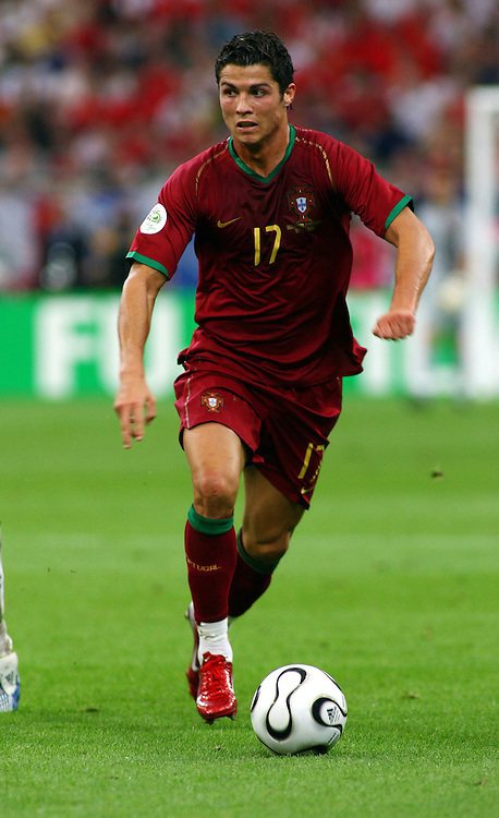 回顧C羅2006年在德國世界杯初登場，還是個21歲臭屁毛頭小子，以超高速的邊路速...