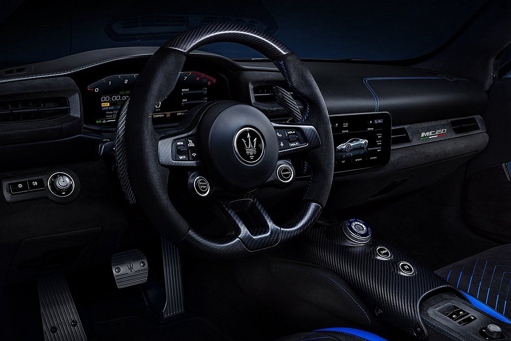 Maserati MC20駕駛導向座艙散發十足戰鬥氛圍，由消光碳纖維、黑色麂皮和...