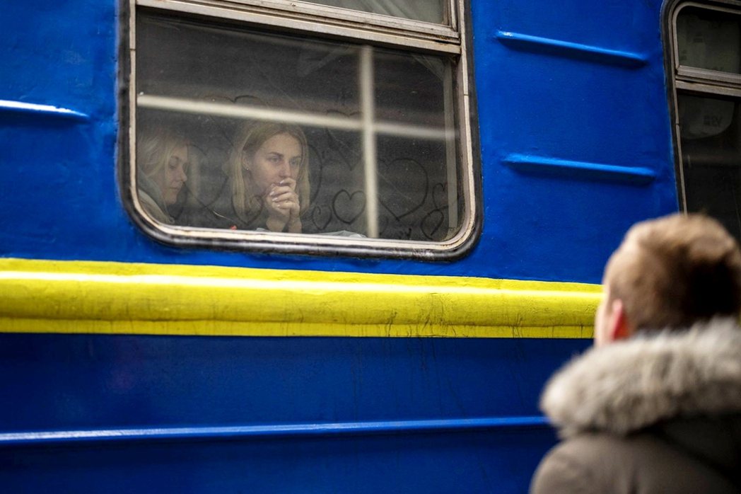 2022年3月3日，一名男子在基輔火車站與正要前往利維夫逃難的妻子告別。 圖...
