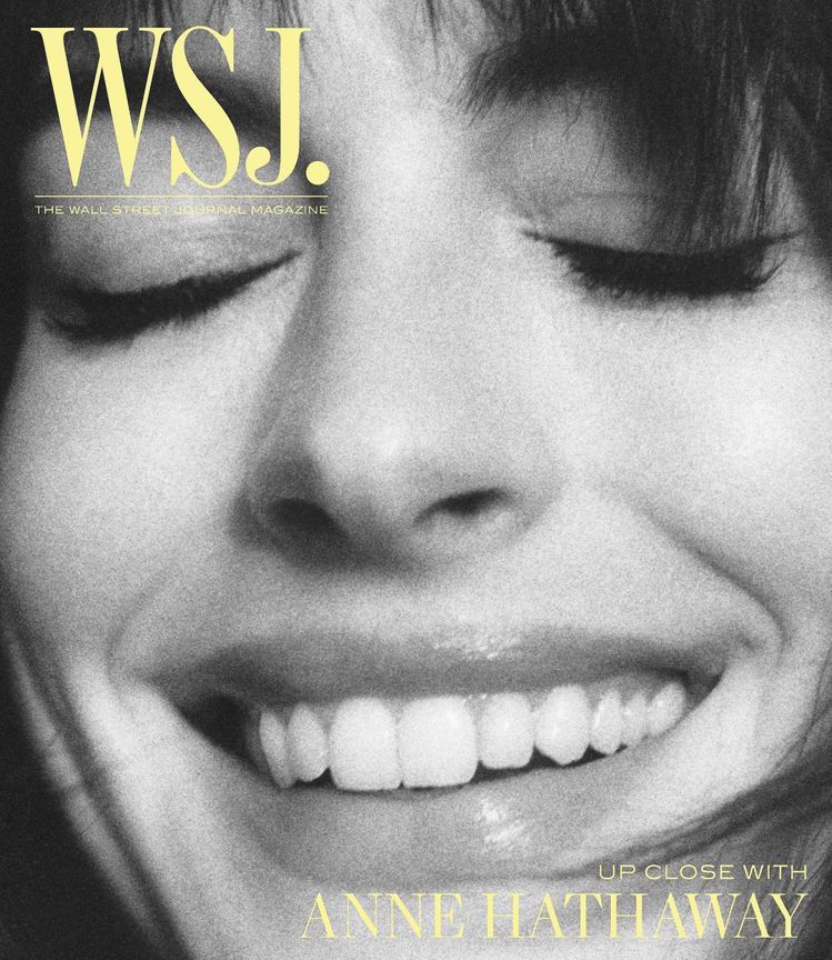 安海瑟薇以招牌「小安」的微笑登上《華爾街日報（WSJ）》。圖／取自IG @annehathaway
