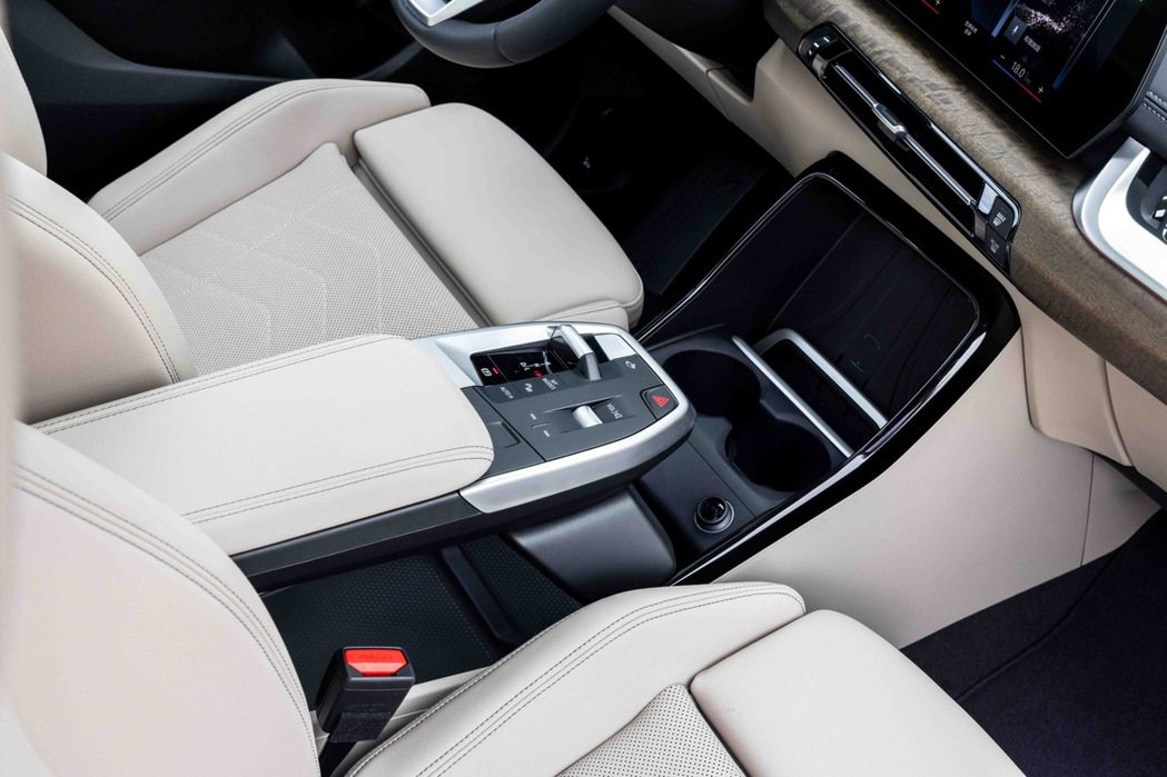全新世代BMW 2系列Active Tourer刻劃出更為舒適且具質感的車室空間...