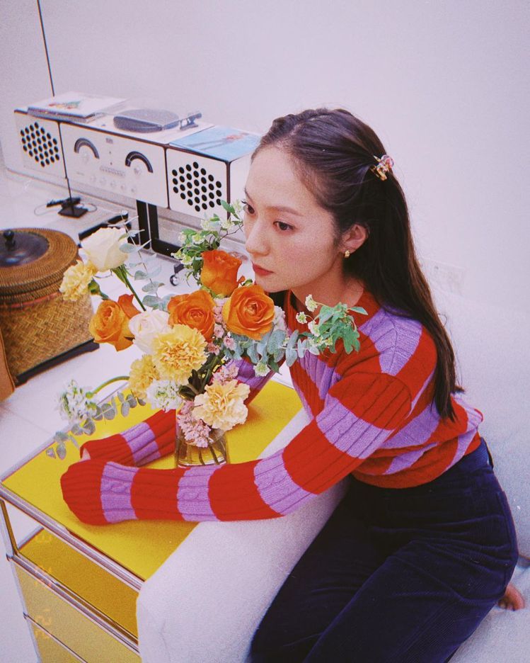 Krystal日前以韓國品牌PONYTAIL針織衫穿搭，同樣是紅色系。圖／取自I...