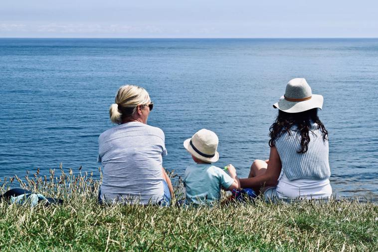 家人們陪伴出遊，有助於穩定情緒。／圖片來源：Unsplash
