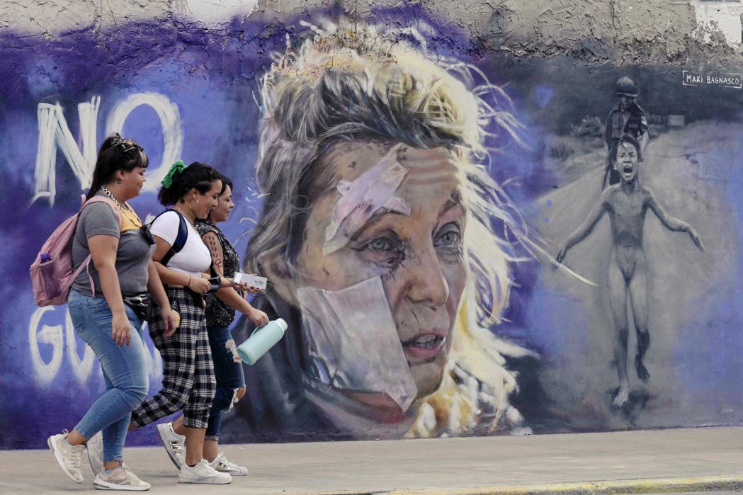 位於阿根廷的反戰壁畫，右方是越戰著名的「燒夷彈女孩」，中間則是近期在烏克蘭基輔遭...